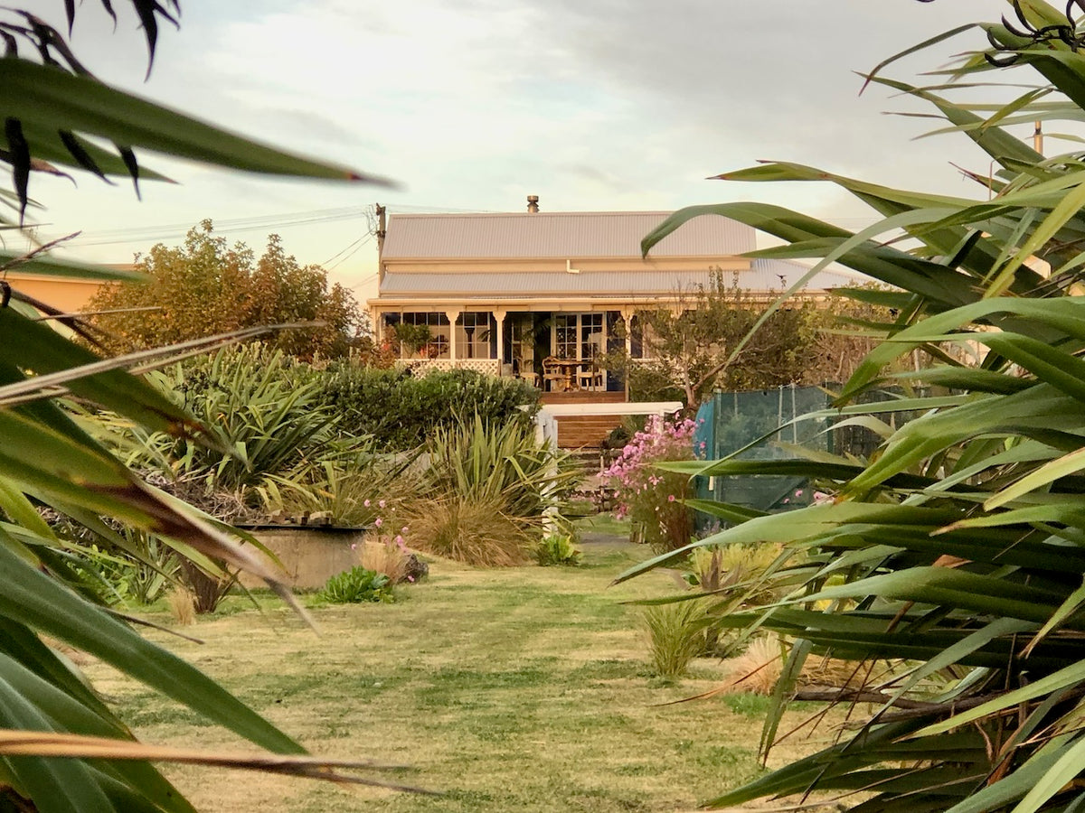 Beachfront Cottage for rental, Hawkes Bay NZ Romantique