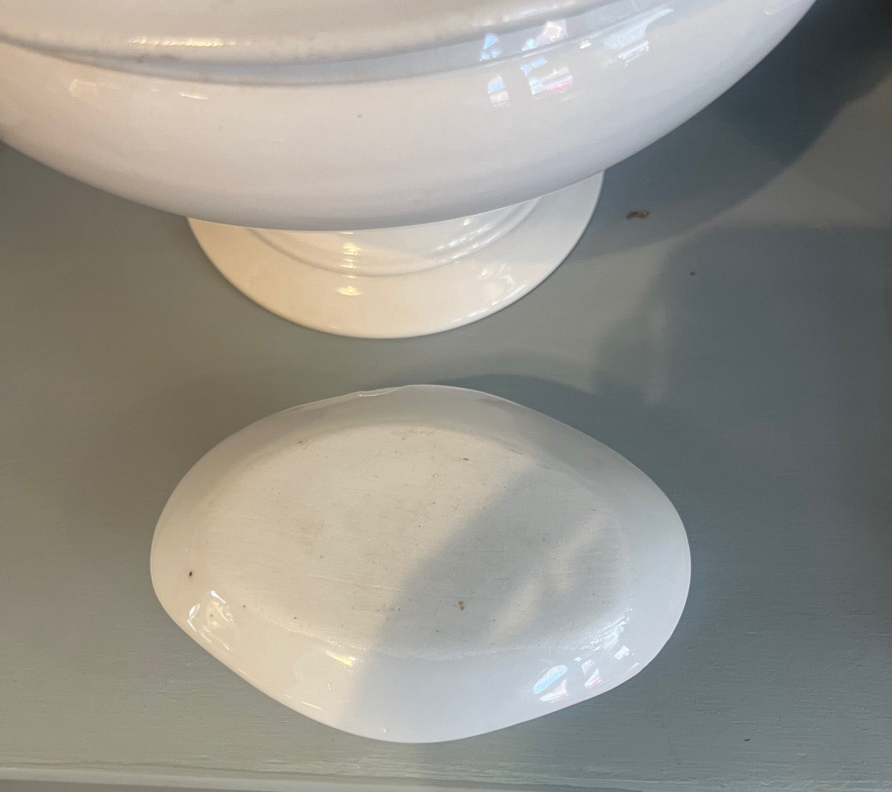 fa4810 Small porcelaine French antique mustard tureen with lid and a fixed dripping tray