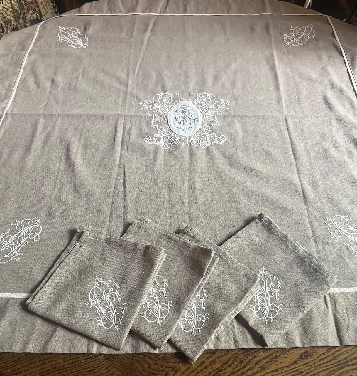 fa841 small tablecloth with 4 napkins