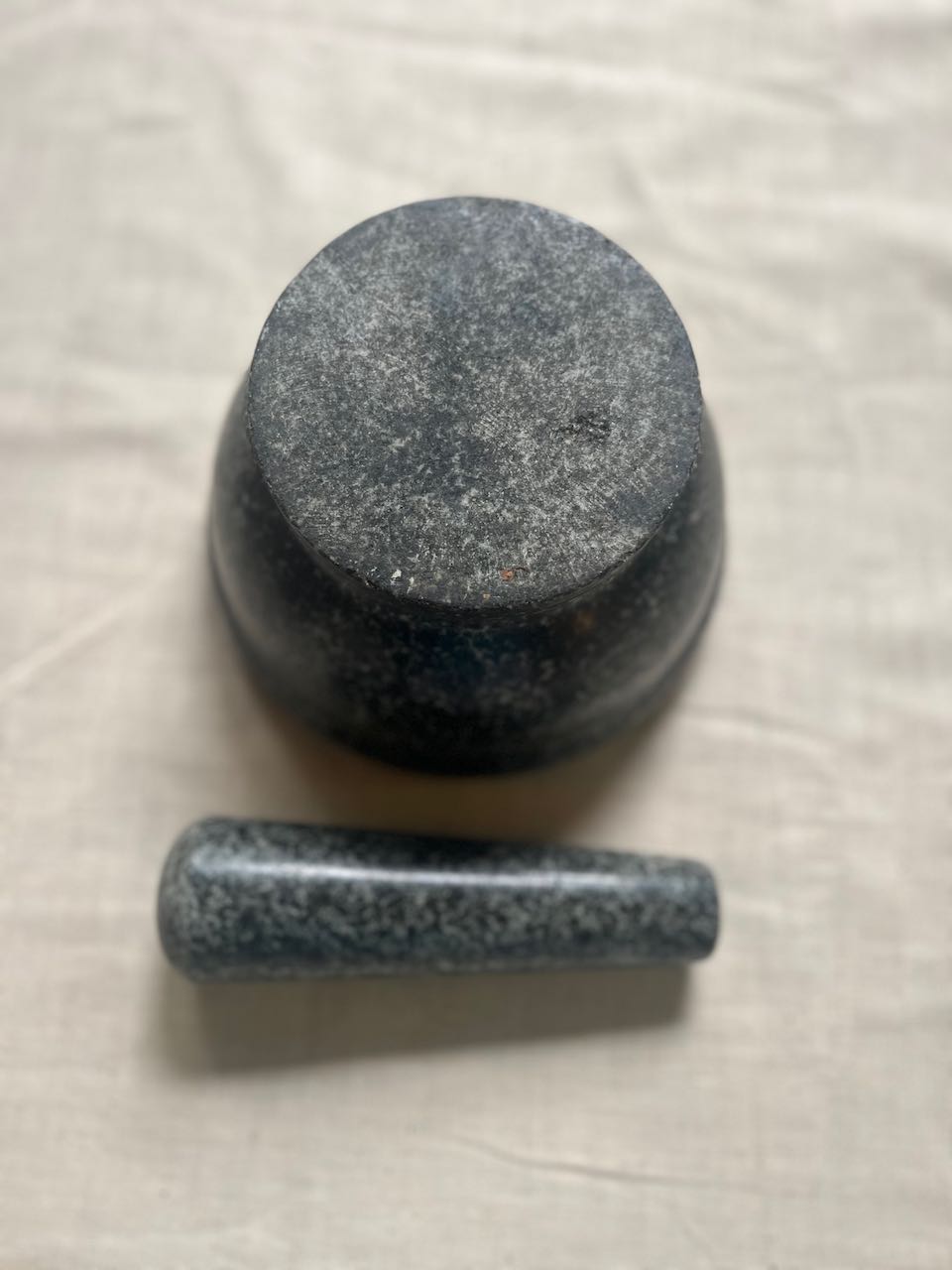 fa937 Mortar and pestle, marble