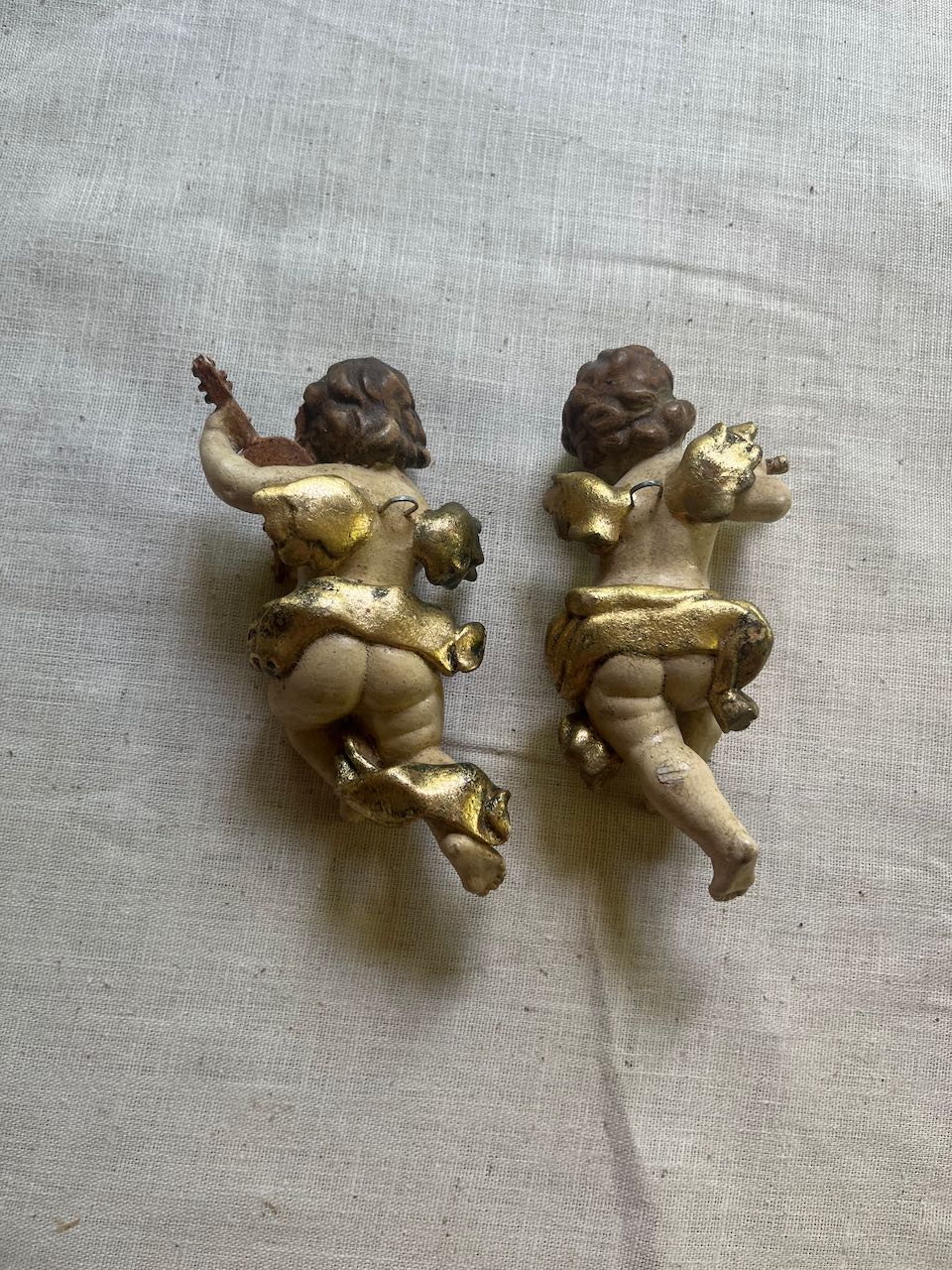 fa938 A pair of small wall cherubs