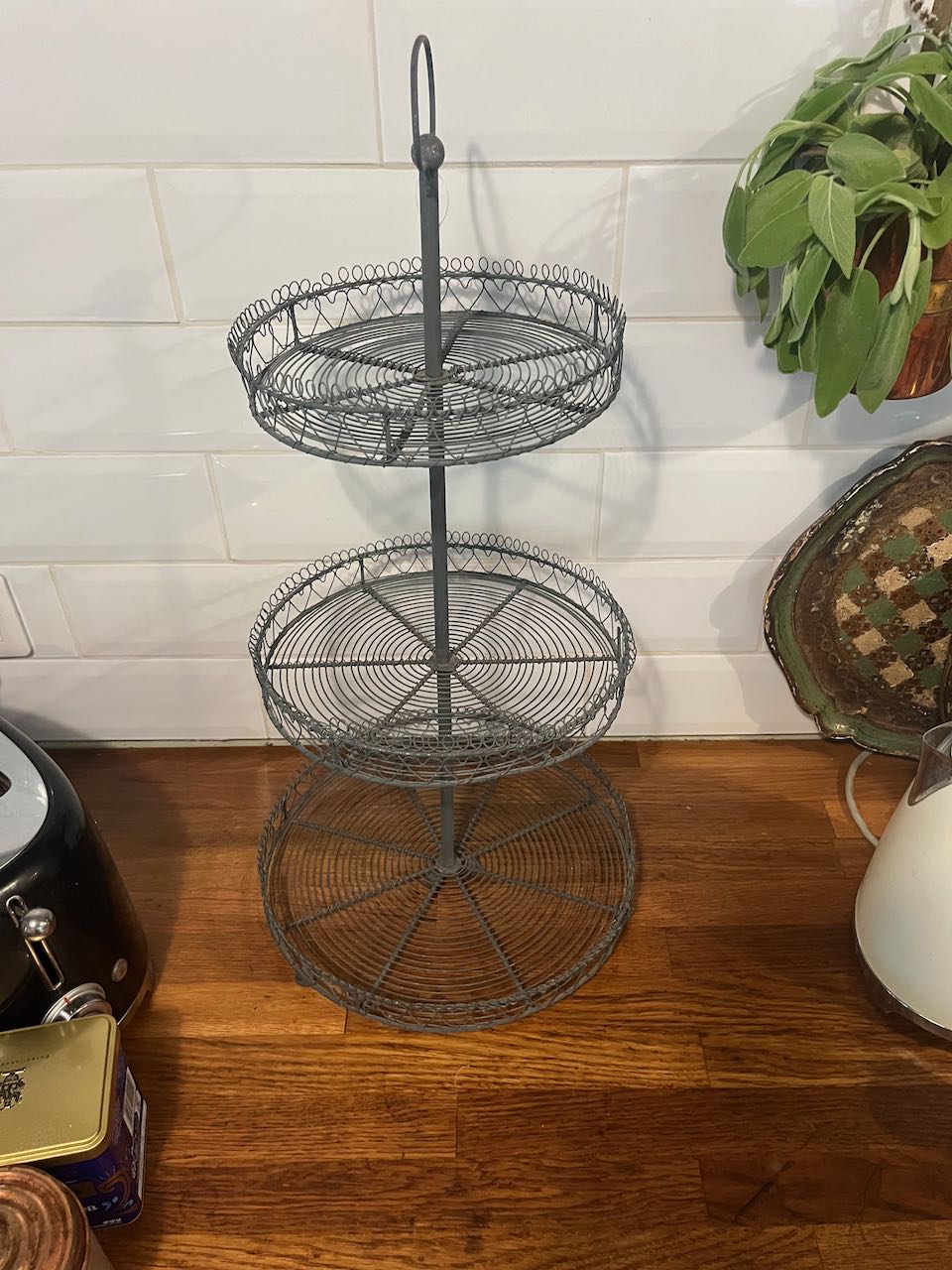 fa942 French three tiered metal stand