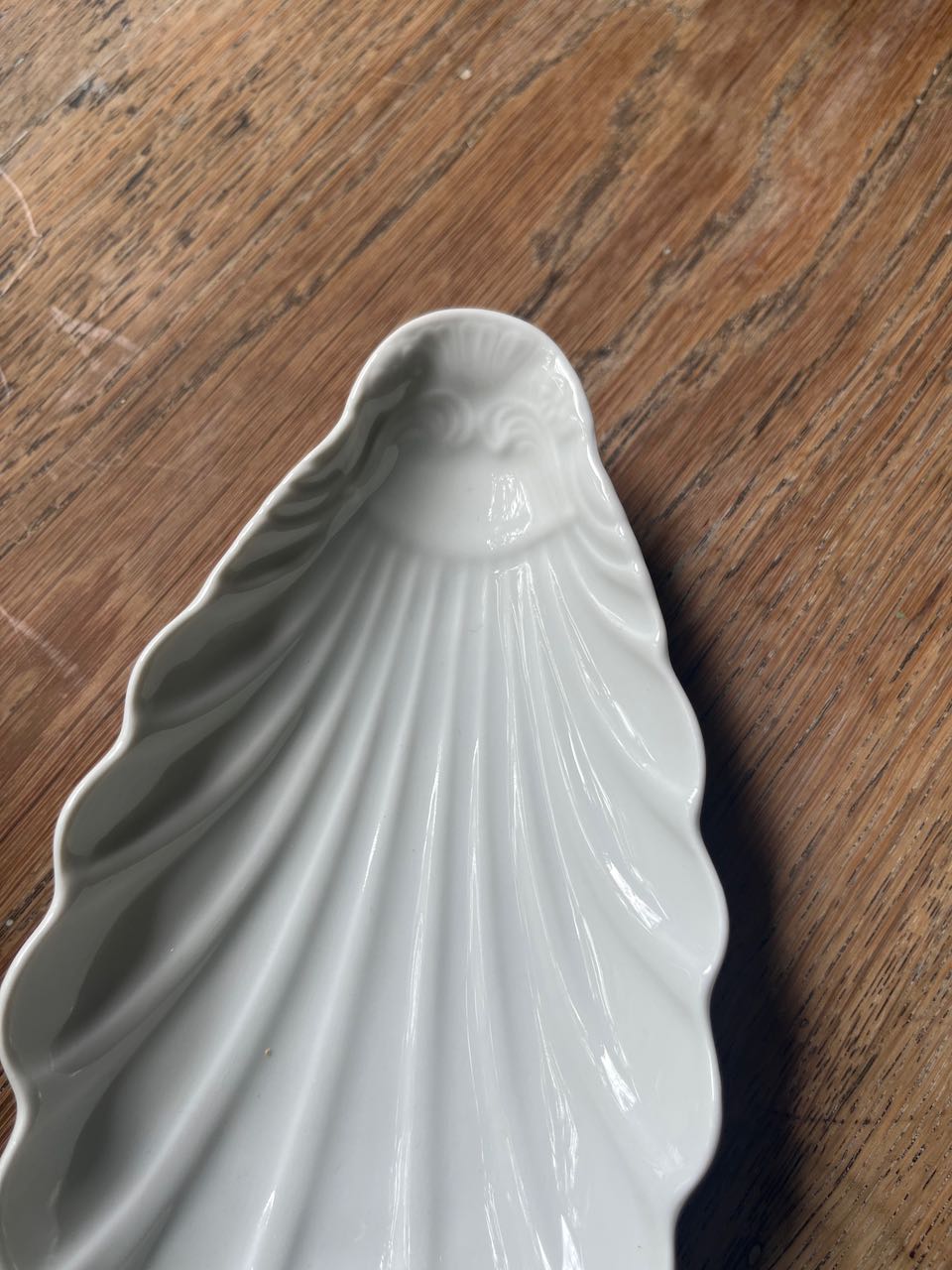 fa4845 shell shaped porcelaine dishes, soap, butter, jam etc