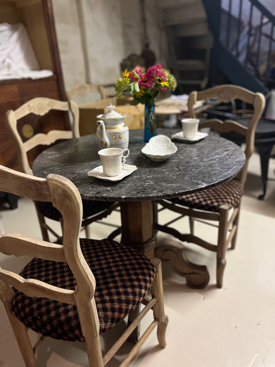 fa529 Grey topped marble round table with wooden pedestal base