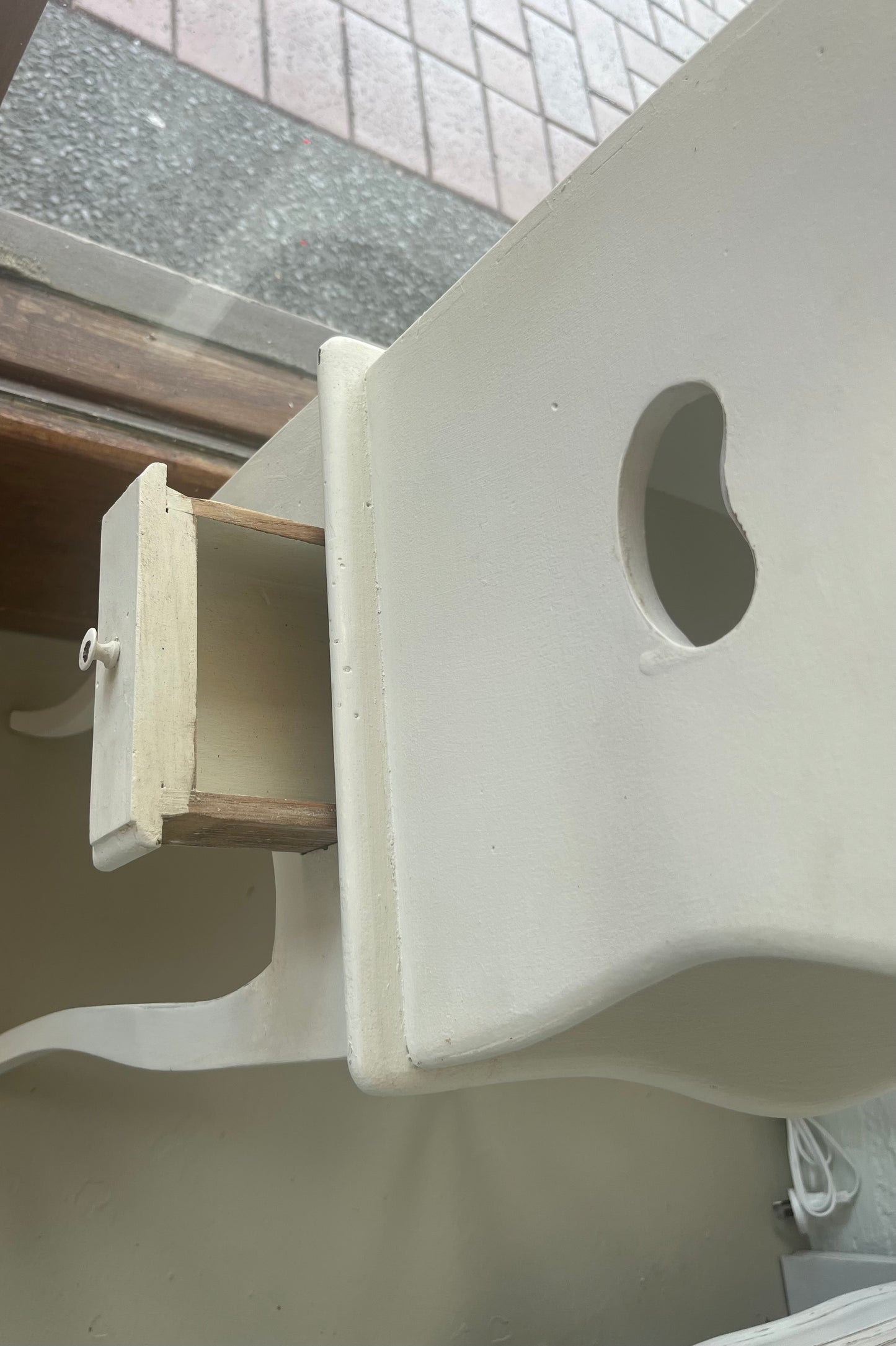 fa4553 Pretty little bedside table with book cavity.