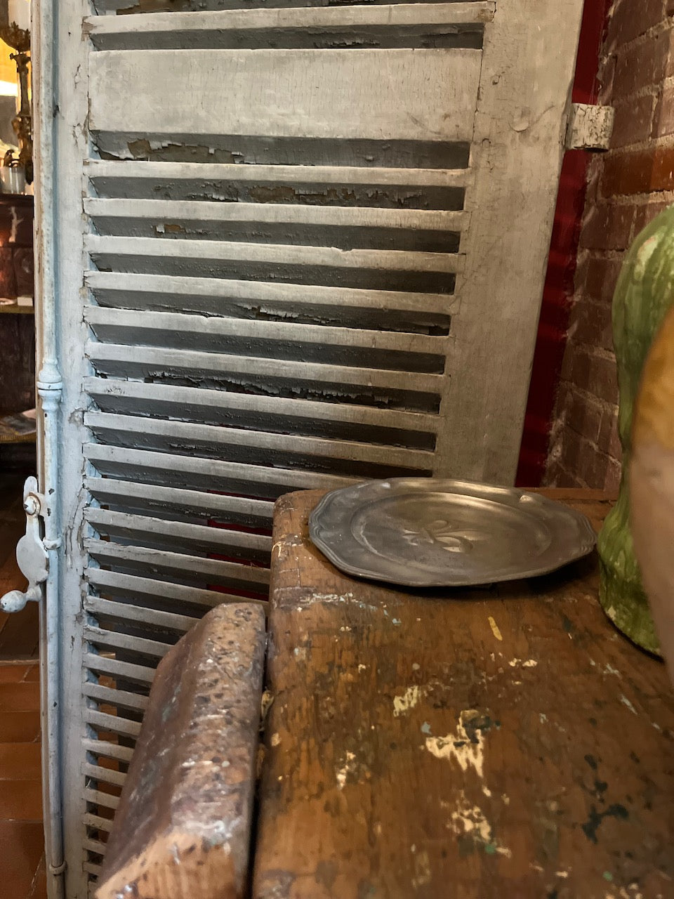 fa530 Pewter plates with a fleur des les emblem