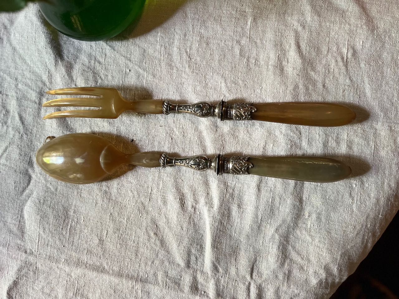 fa568 Pair resin salad servers, boxed