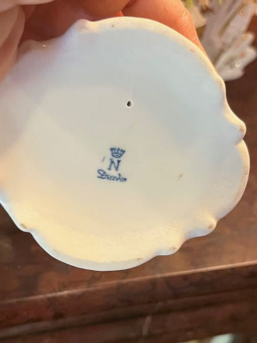 fa622 Small porcelain Dresden Cherub with flowers