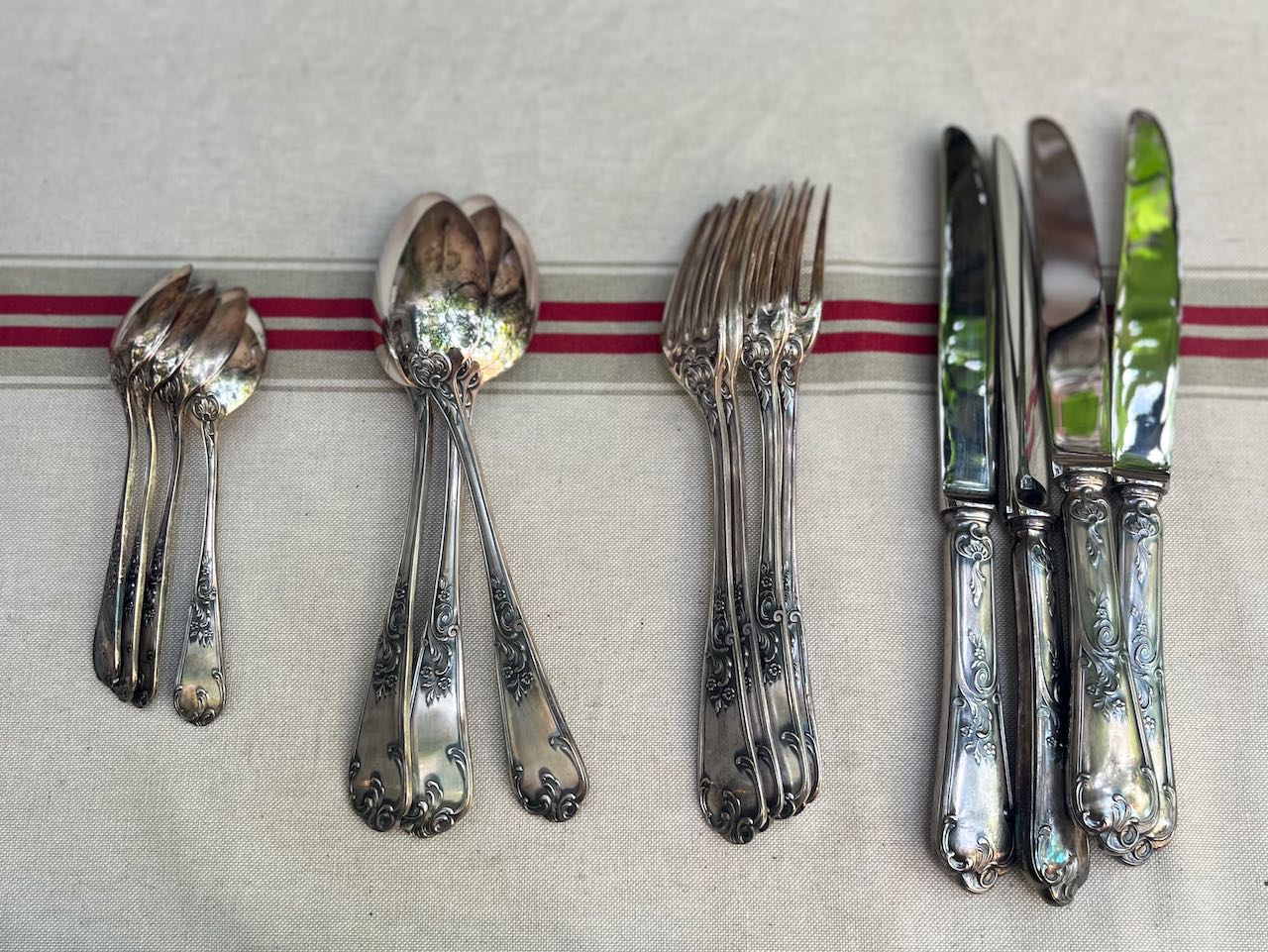 fa677 Boxed 12 service set, silver plate cutlery with servers