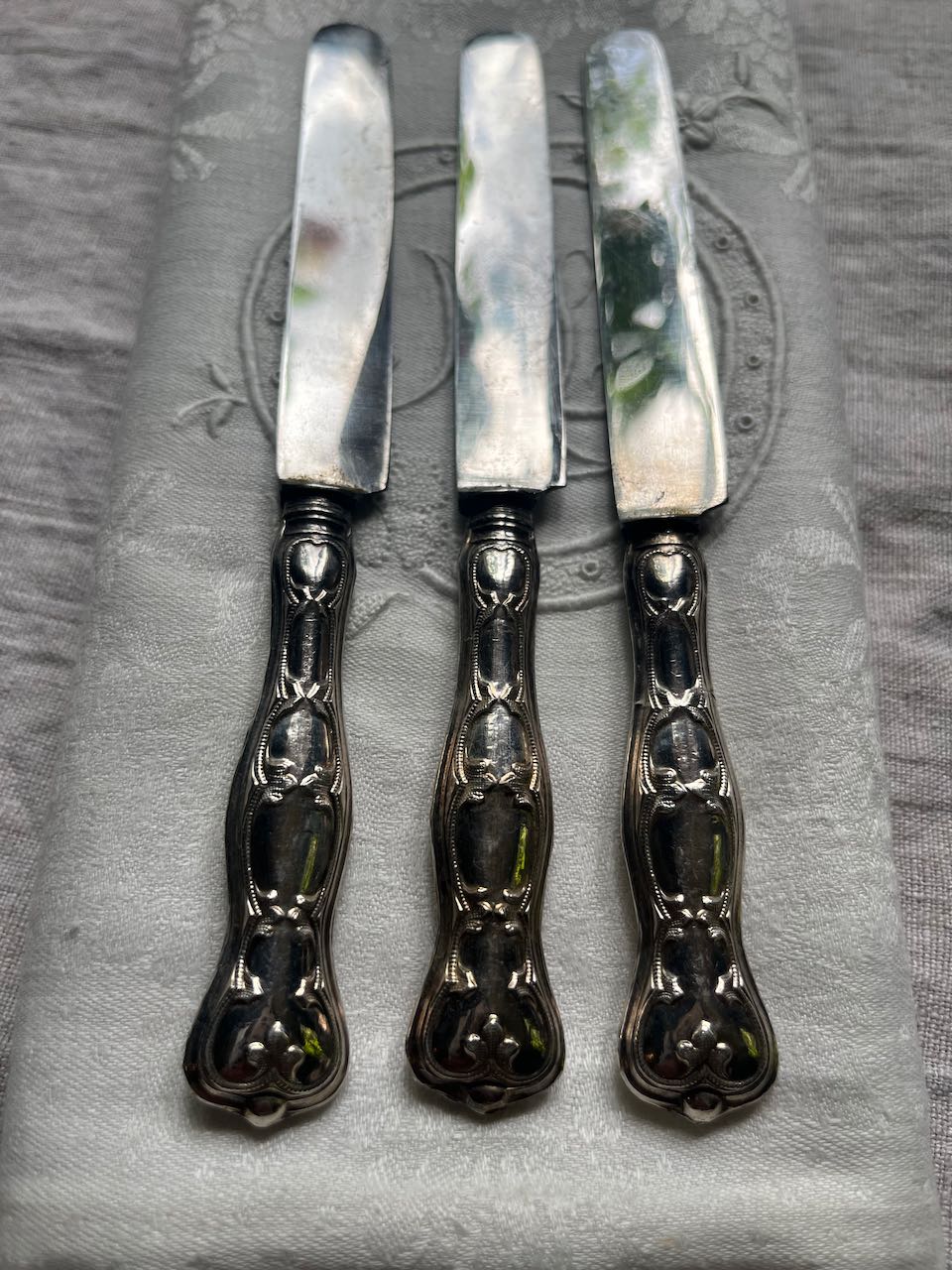 fa4587 French antique butter knife with ornate handle