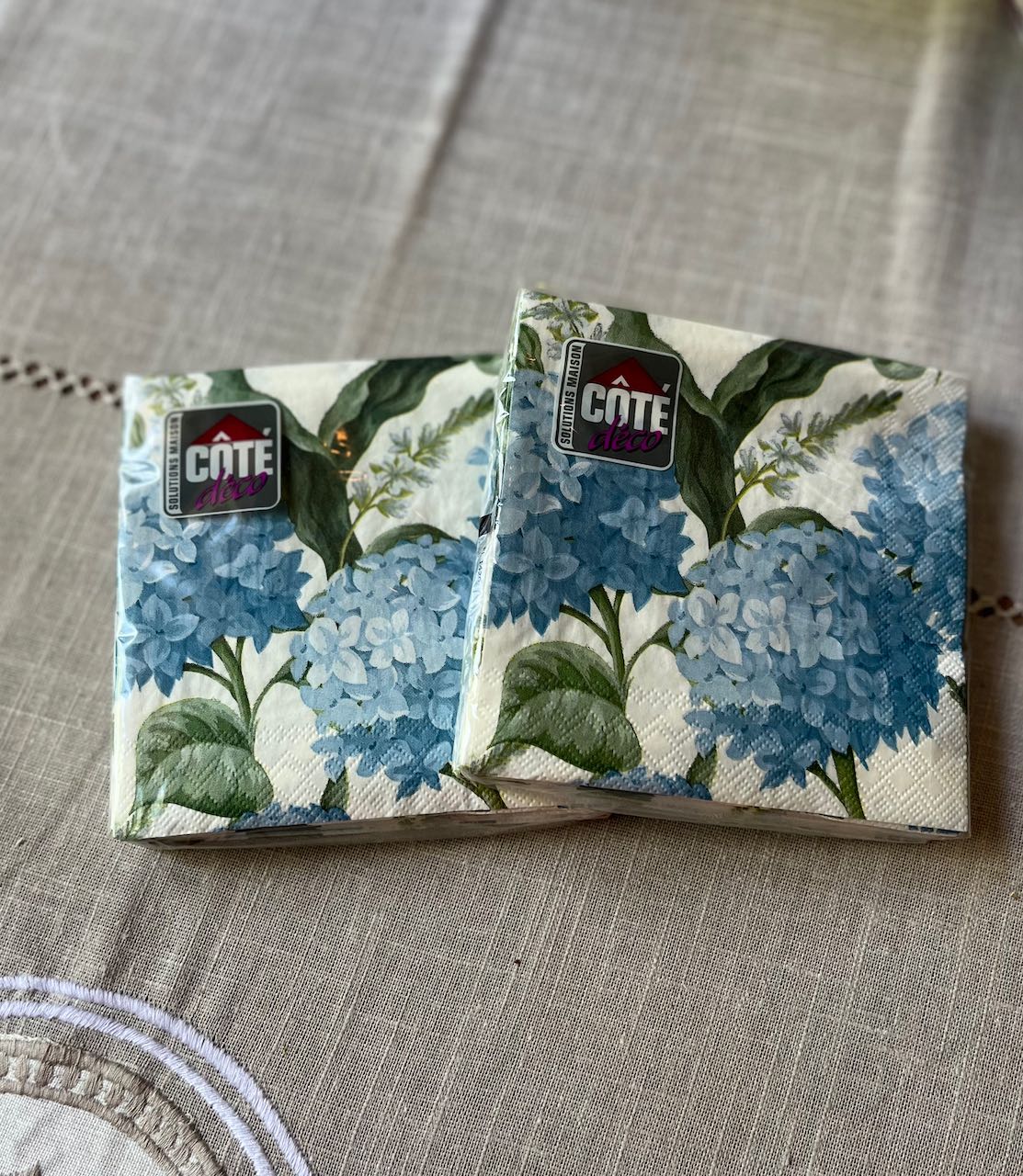 fa779 French paper napkins, assorted