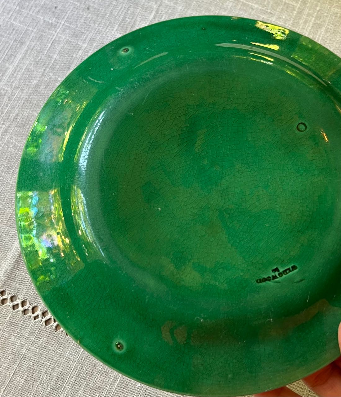 fa771 Green majolica English antique wedgewood grapevine plate, chips