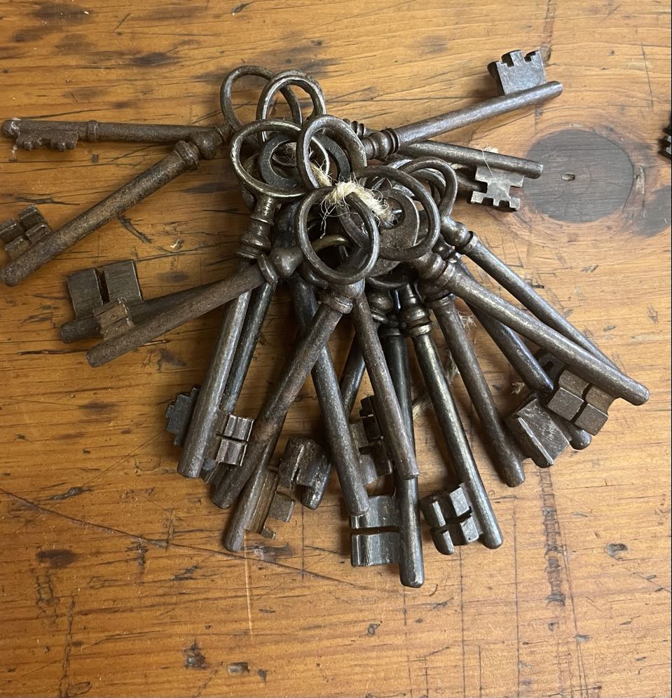 fa3869 French antique key, medium