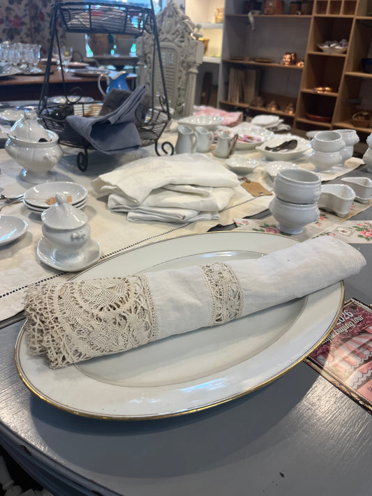 fa1000 A beautiful piece of antique french 19th centruy cluny bobbin lace.