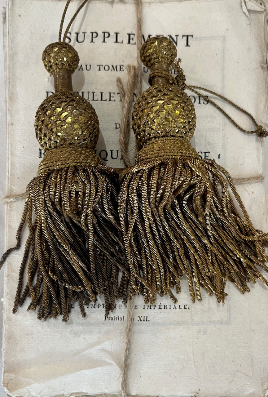 Fa921 19th century Gold metallic gold bullion tassel (passementerie) with hand netted tops