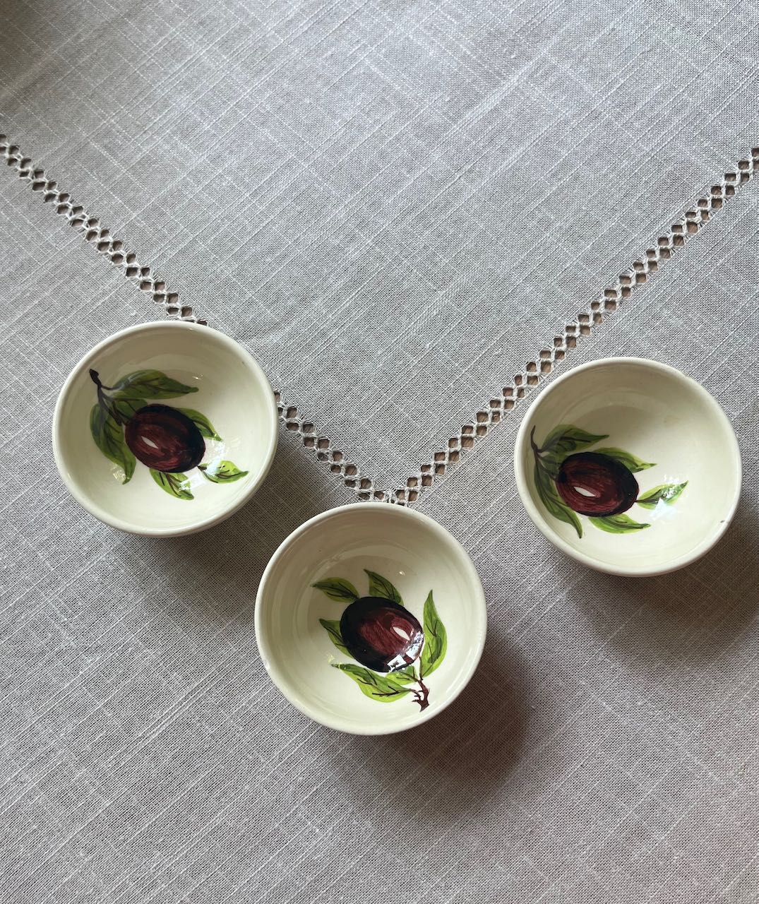 fa683 Small olive pip bowls
