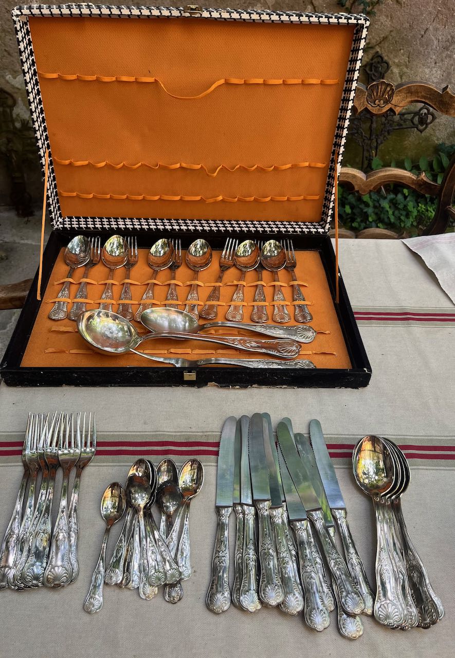 fa677 Boxed 12 service set, silver plate cutlery with servers