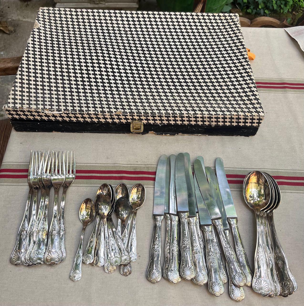 fa677 Boxed 12 service set, silver plate cutlery with servers