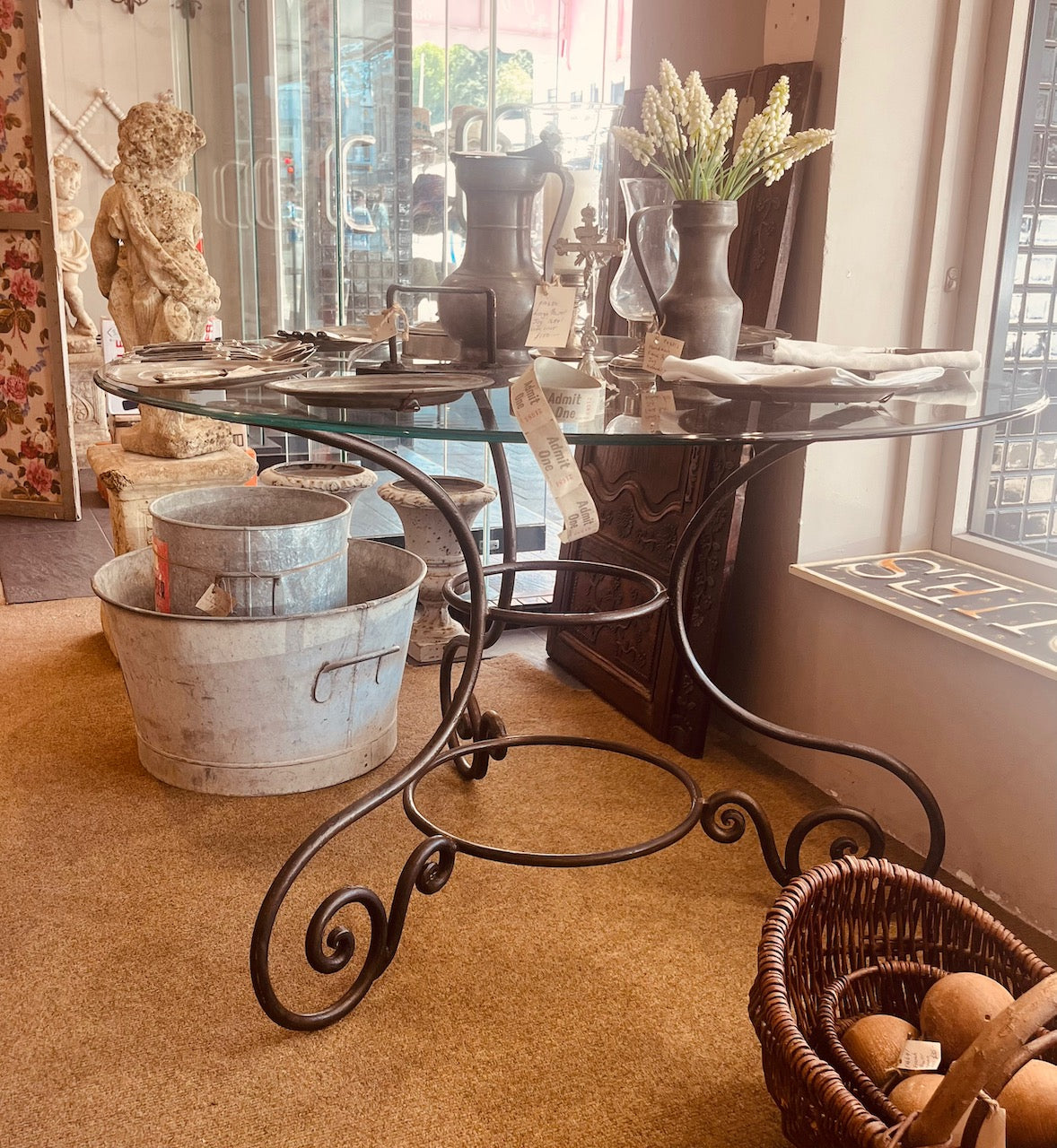 fa837 Glass and metal table