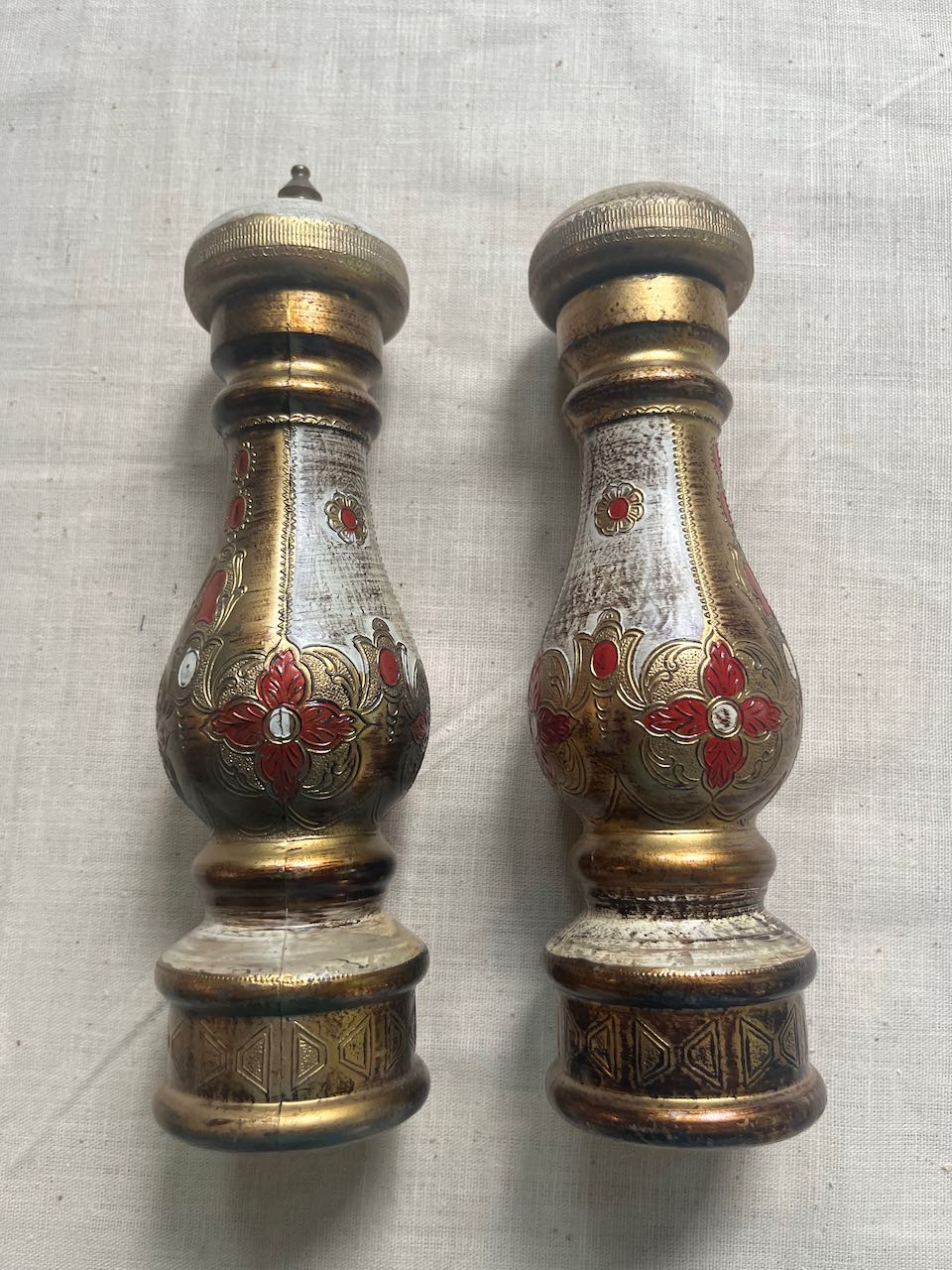 fa917 A pair of Italian Vintage salt and pepper containers.