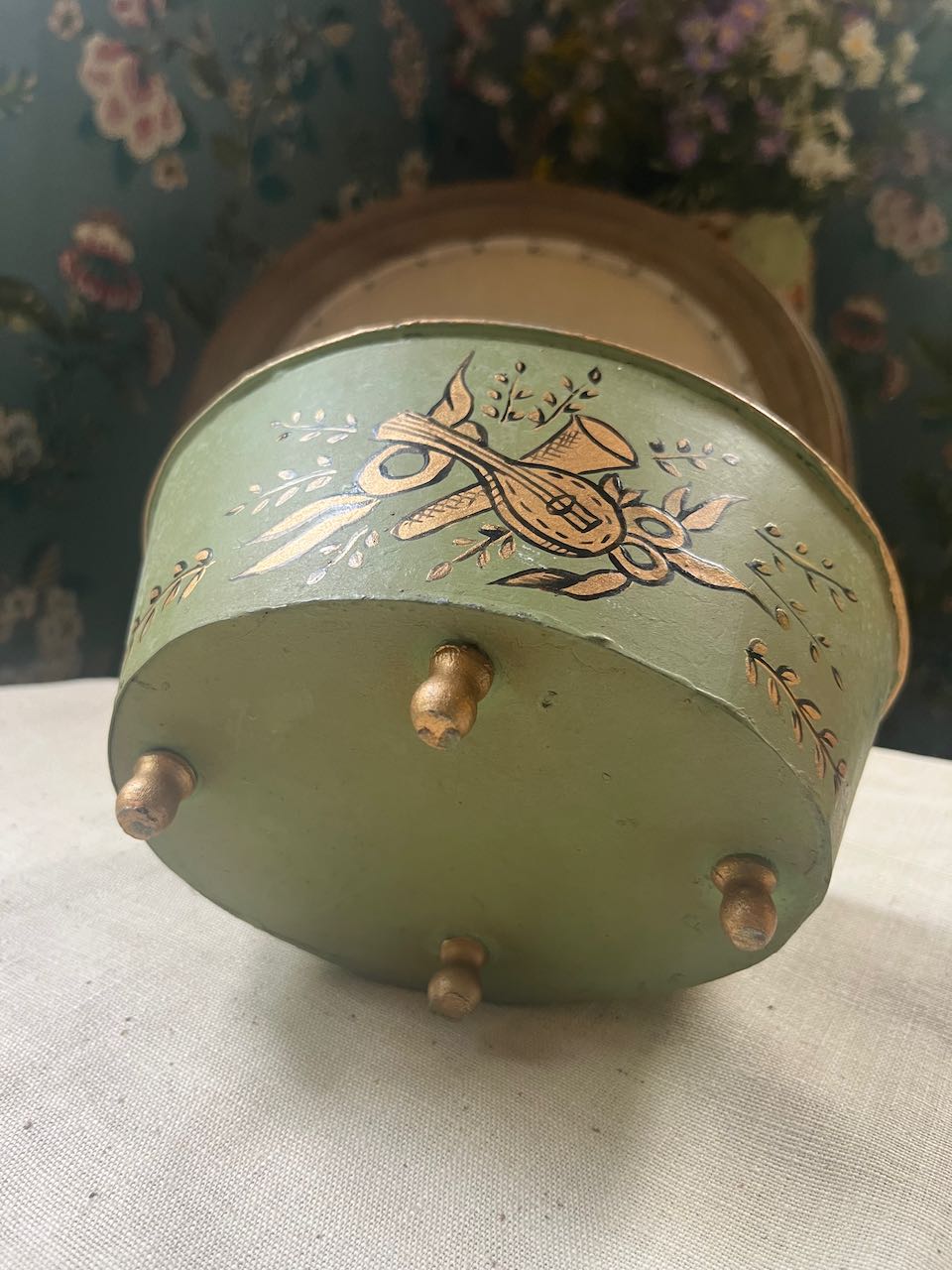 fa924 Pale green little French vintage container with gold detail