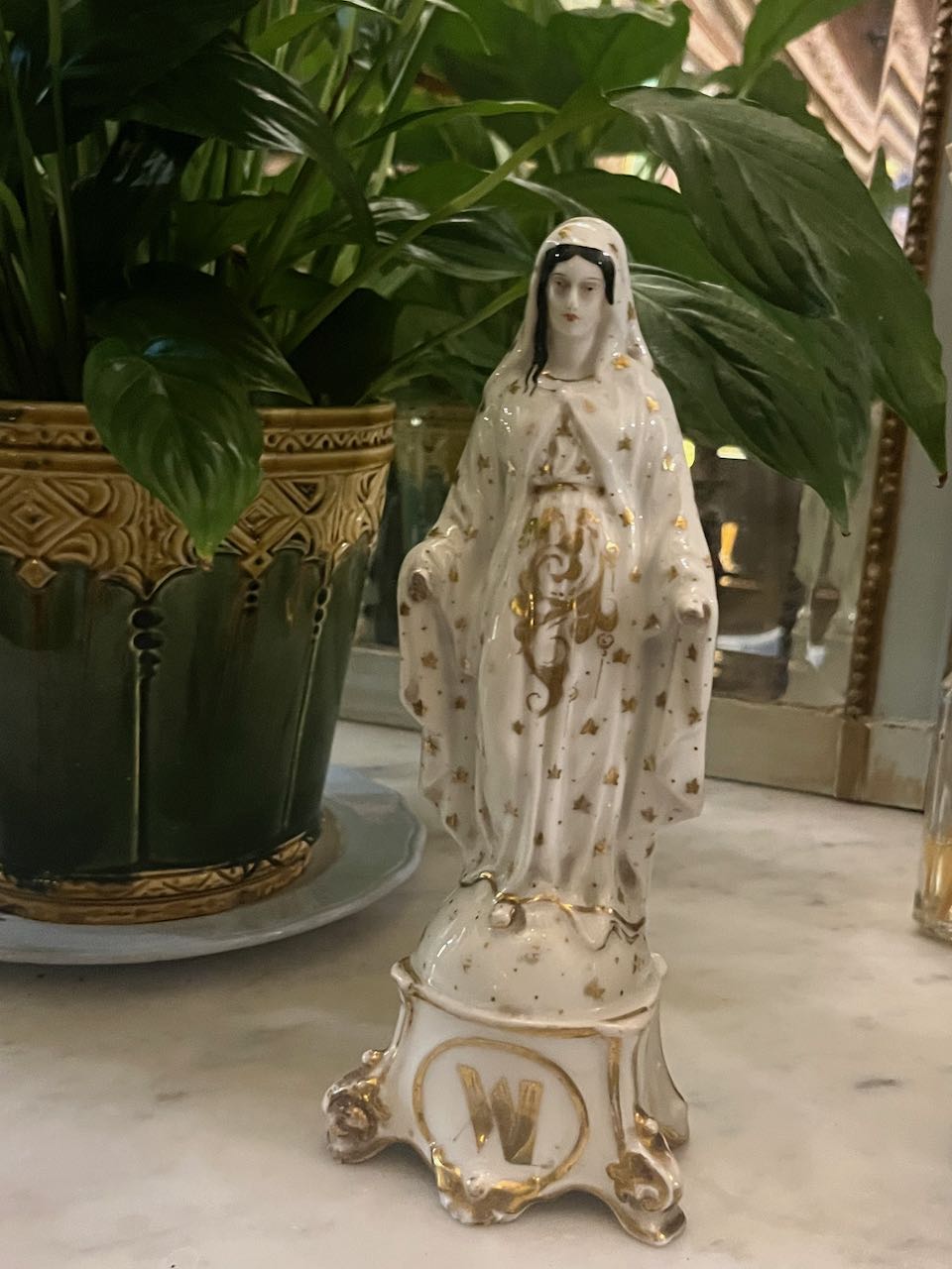 fa905 Gold detail on porcelaine, French antique madonna