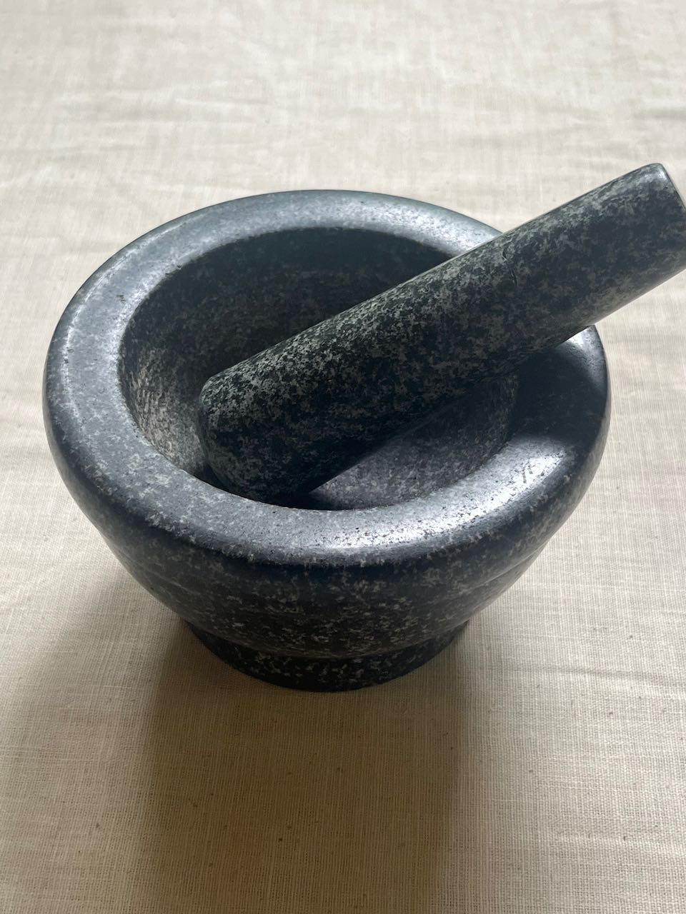 fa937 Mortar and pestle, marble