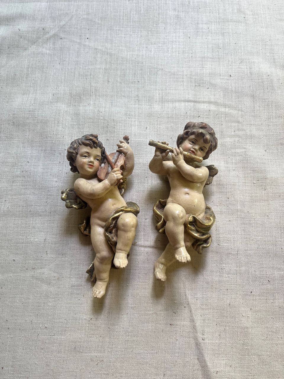 fa938 A pair of small  wall cherubs