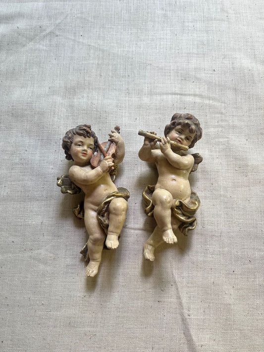 fa938 A pair of small  wall cherubs