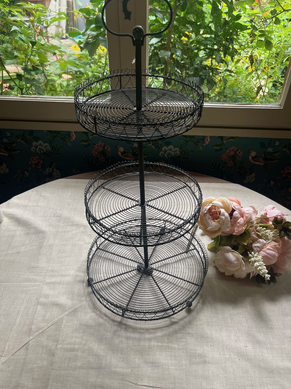 fa942 French three tiered metal stand
