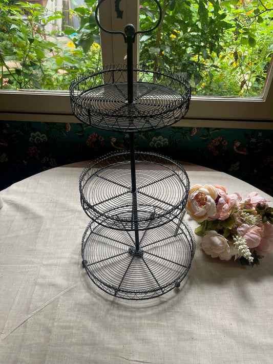 fa942 French three tiered metal stand