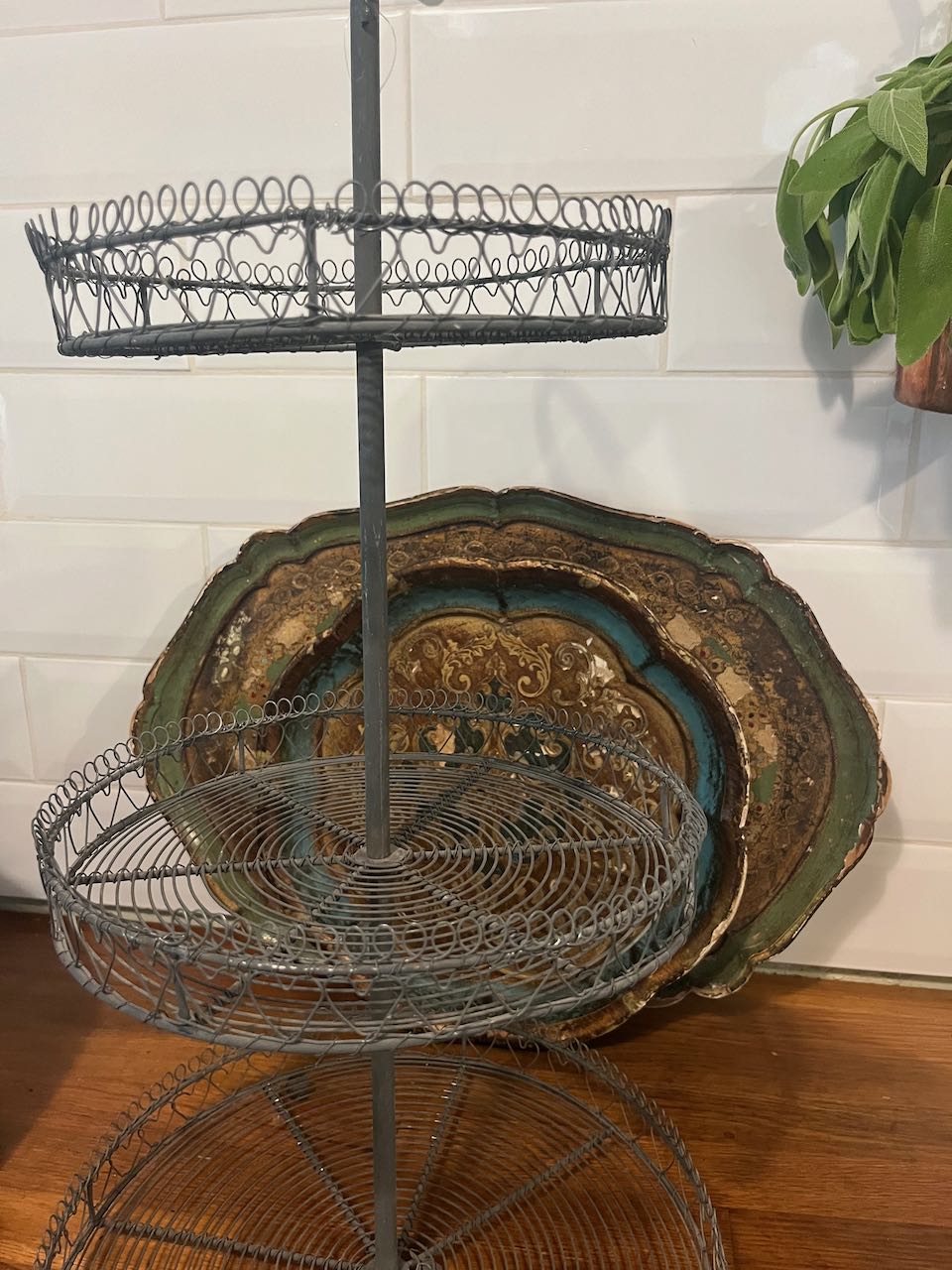 fa942 French three tiered metal stand