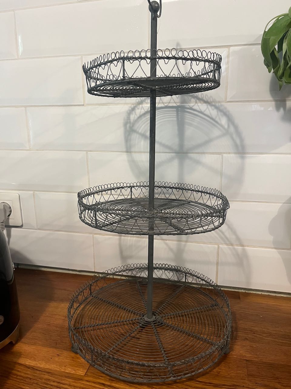 fa942 French three tiered metal stand