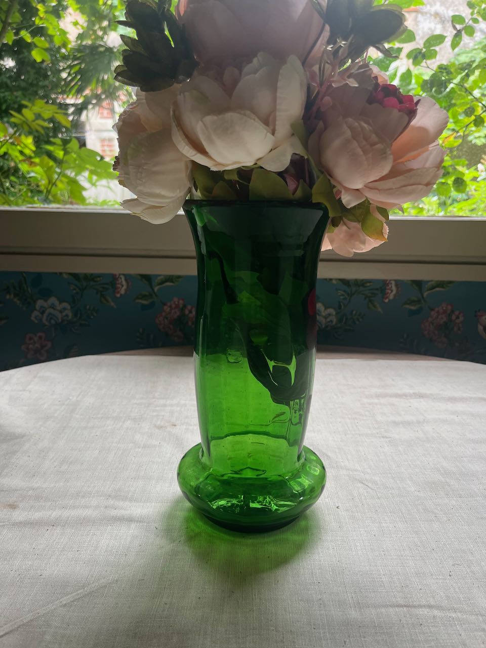 fa853 Green Glass han painted French vase