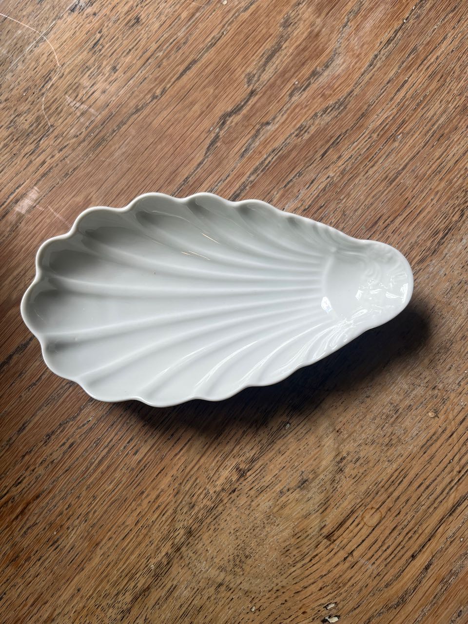 fa4845 shell shaped porcelaine dishes, soap, butter, jam etc