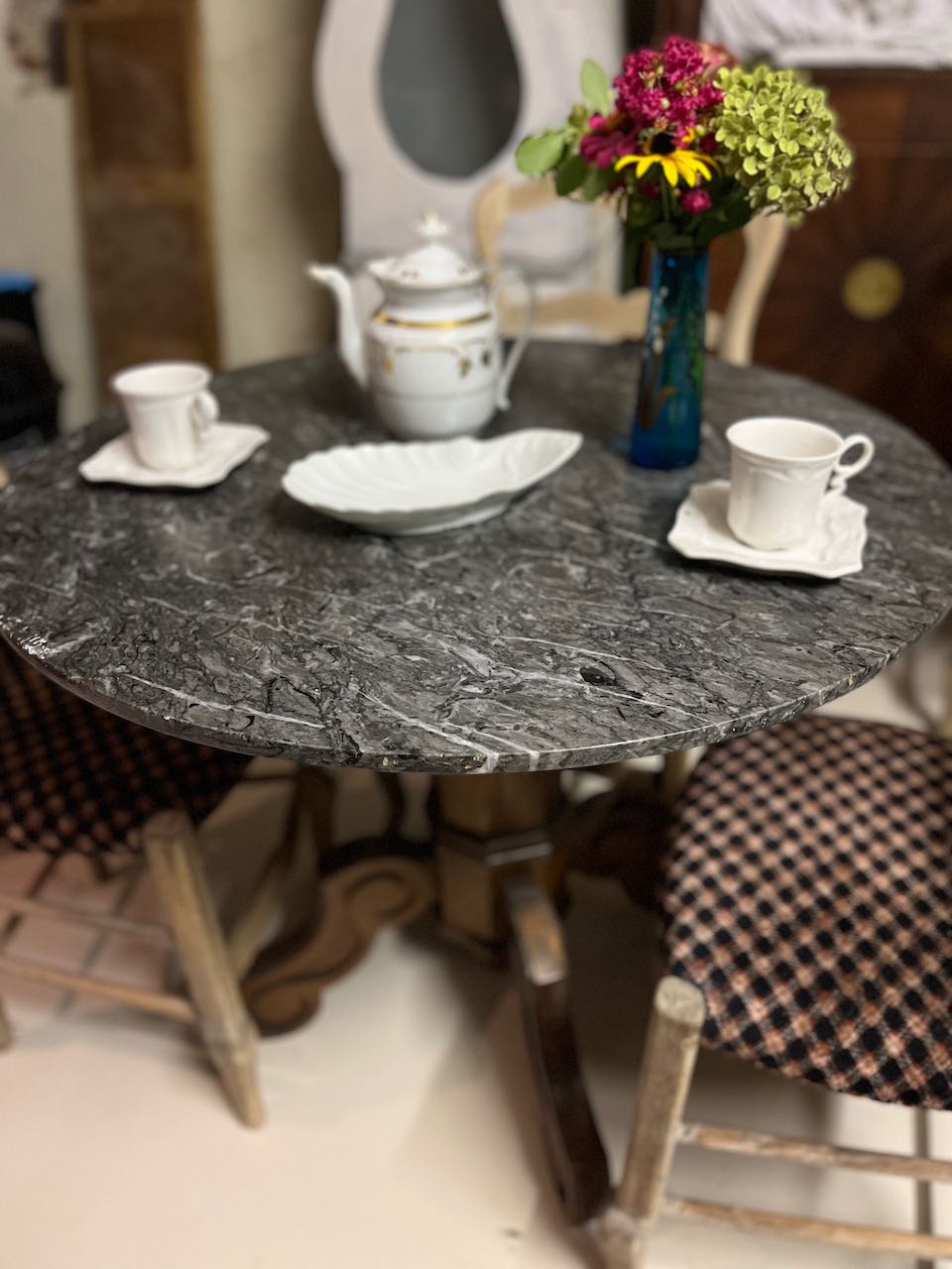 fa529 Grey topped marble round table with wooden pedestal base