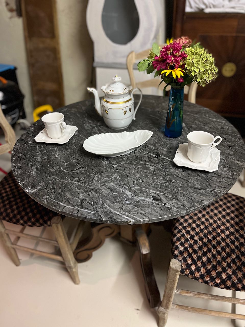 fa529 Grey topped marble round table with wooden pedestal base