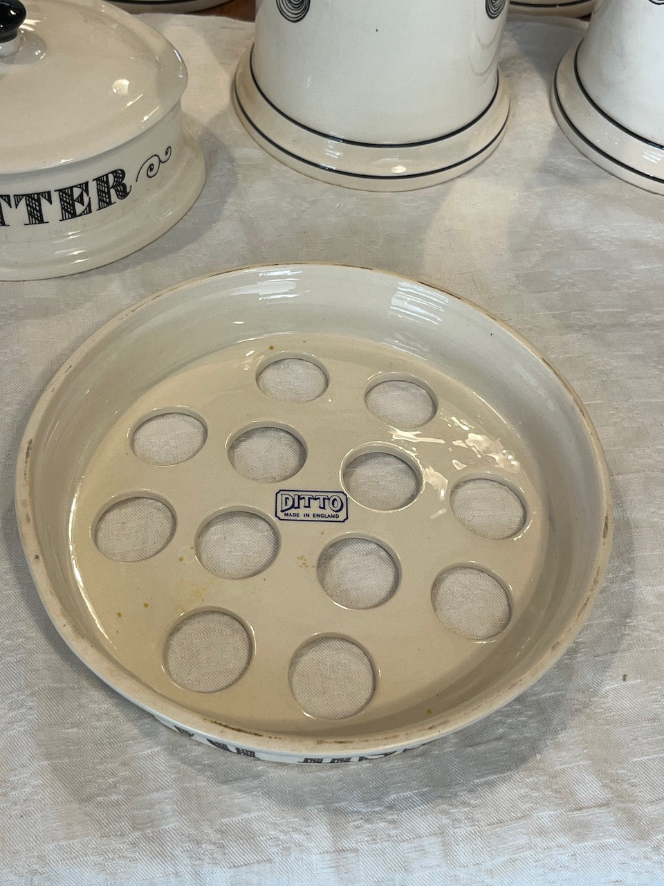 Di 1950's ceramic egg holder  (British made)