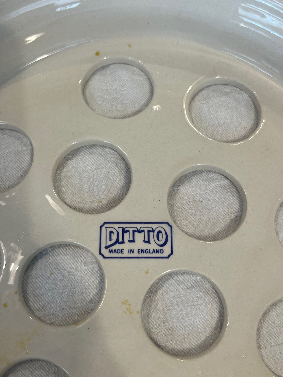 Di 1950's ceramic egg holder  (British made)