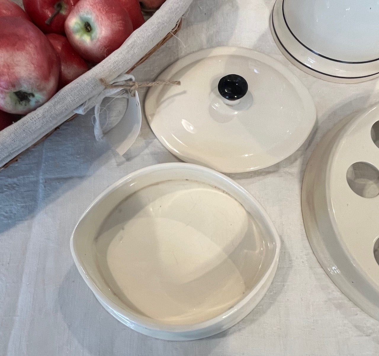 Di02  1950's covered butter dish (British made)