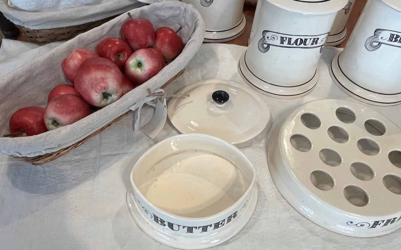 Di02  1950's covered butter dish (British made)