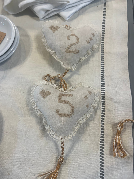fa955 Beautiful embroidered heart decorations