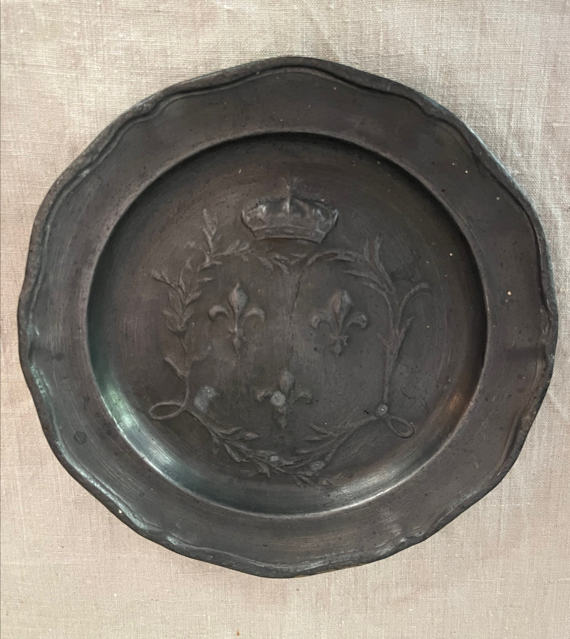 fa4124 Pewter plate with fluer de les and crown detail