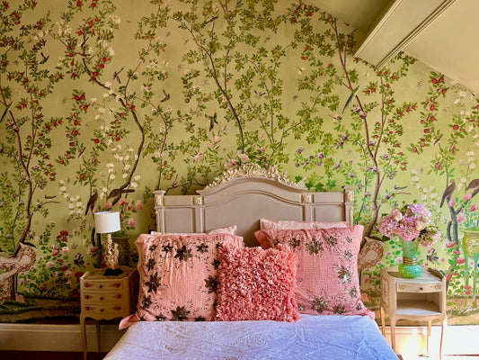 Roses Room, Queen