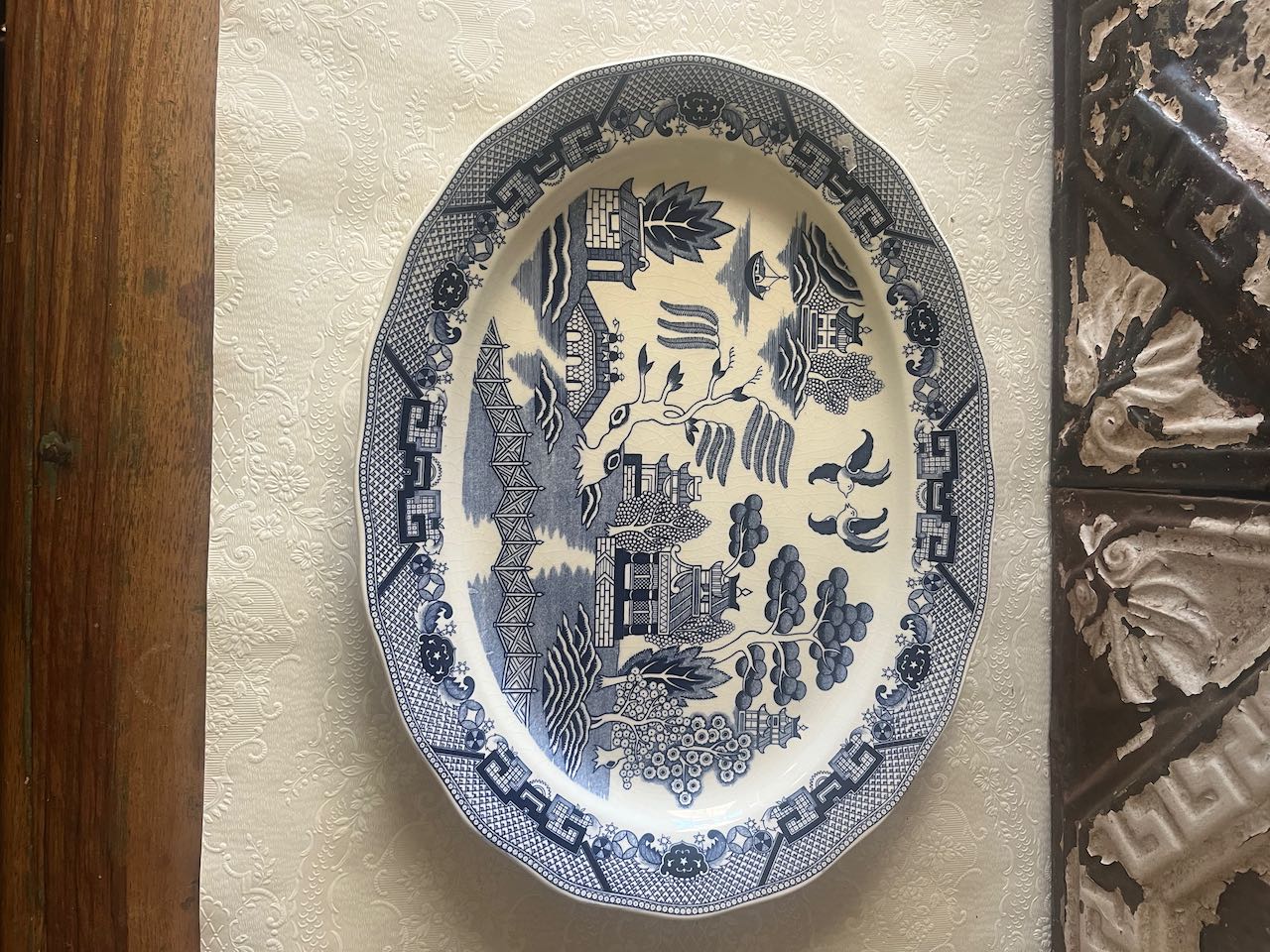 Platter,  depicting the willow pattern scene