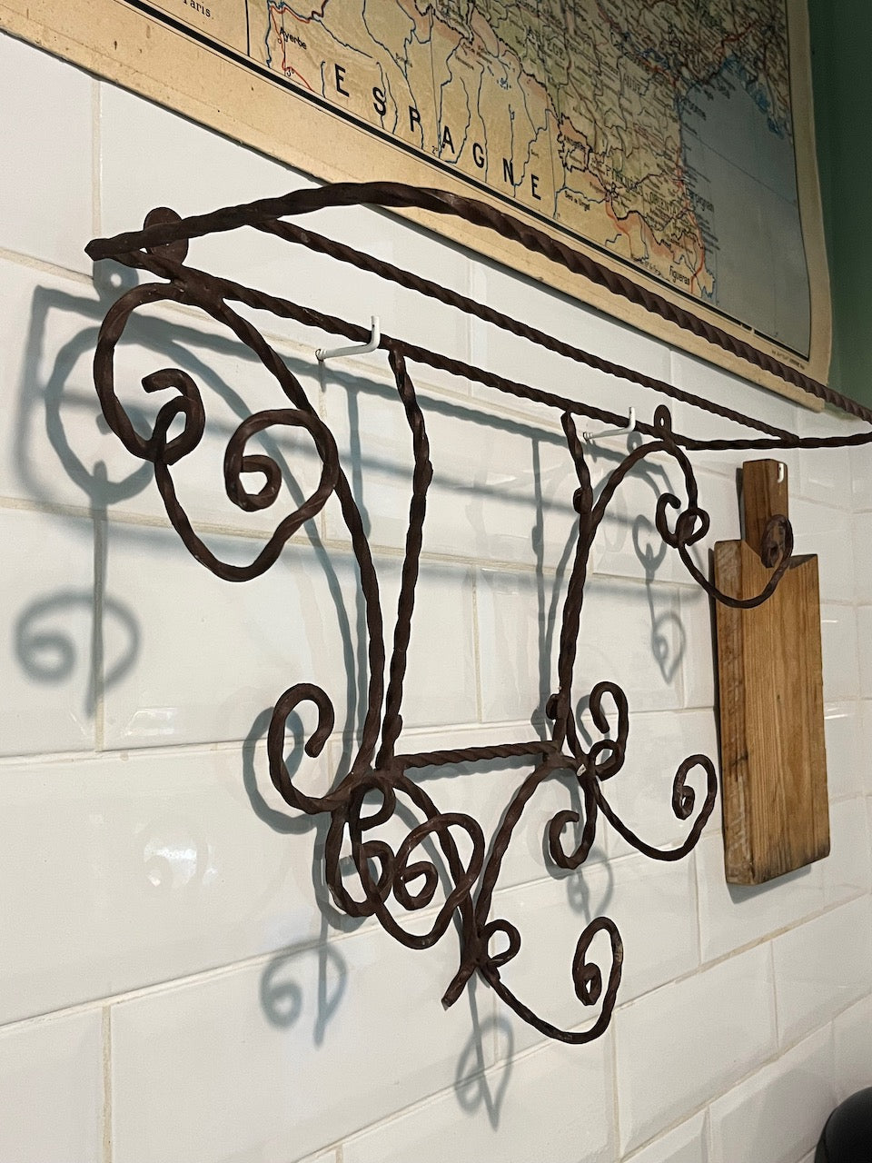 fa4262 Lovely French vintage shelf with hooks