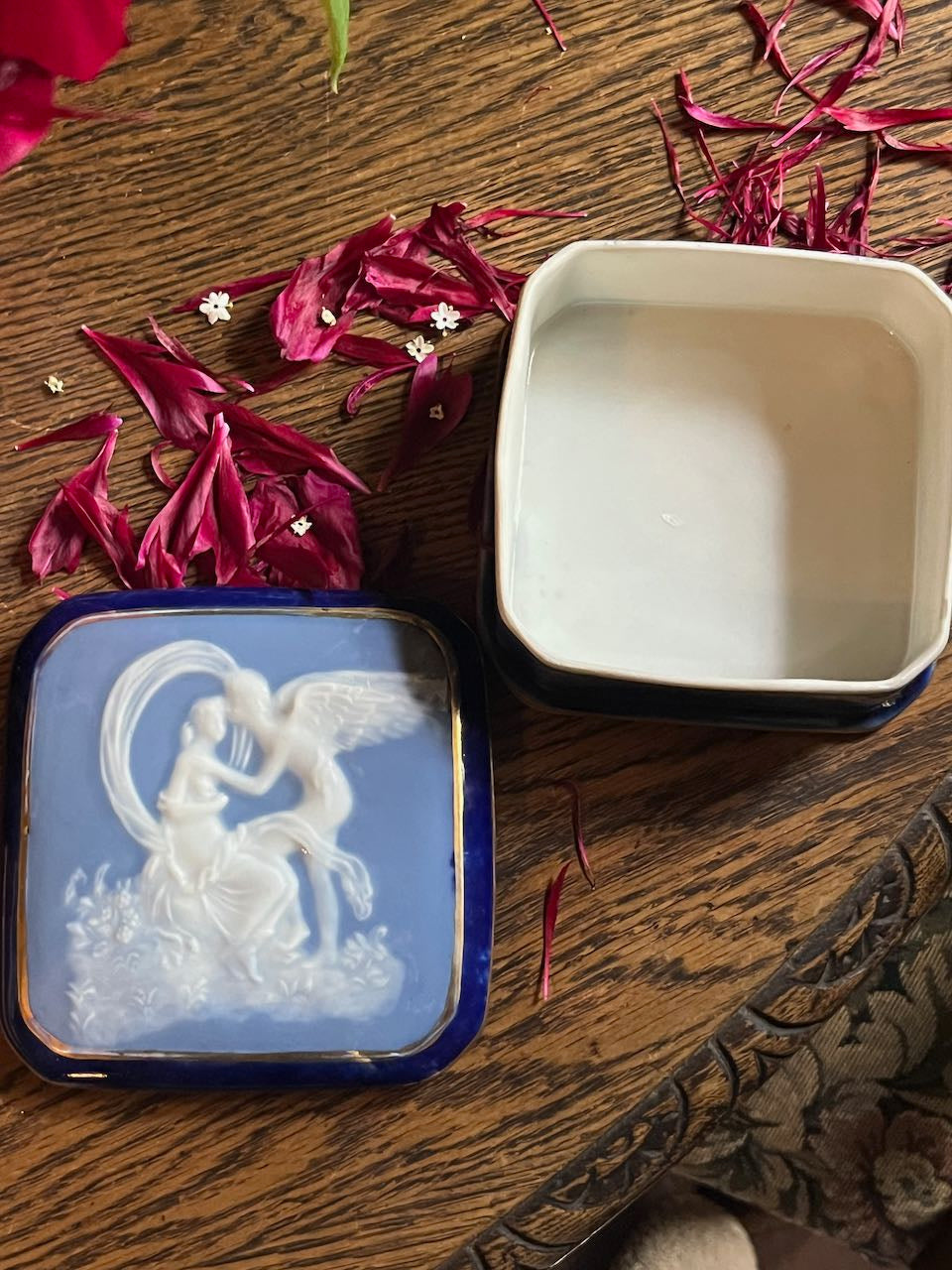 fa555 Beautiful ceramic limoge jewellery box with an angel decoration on the lid