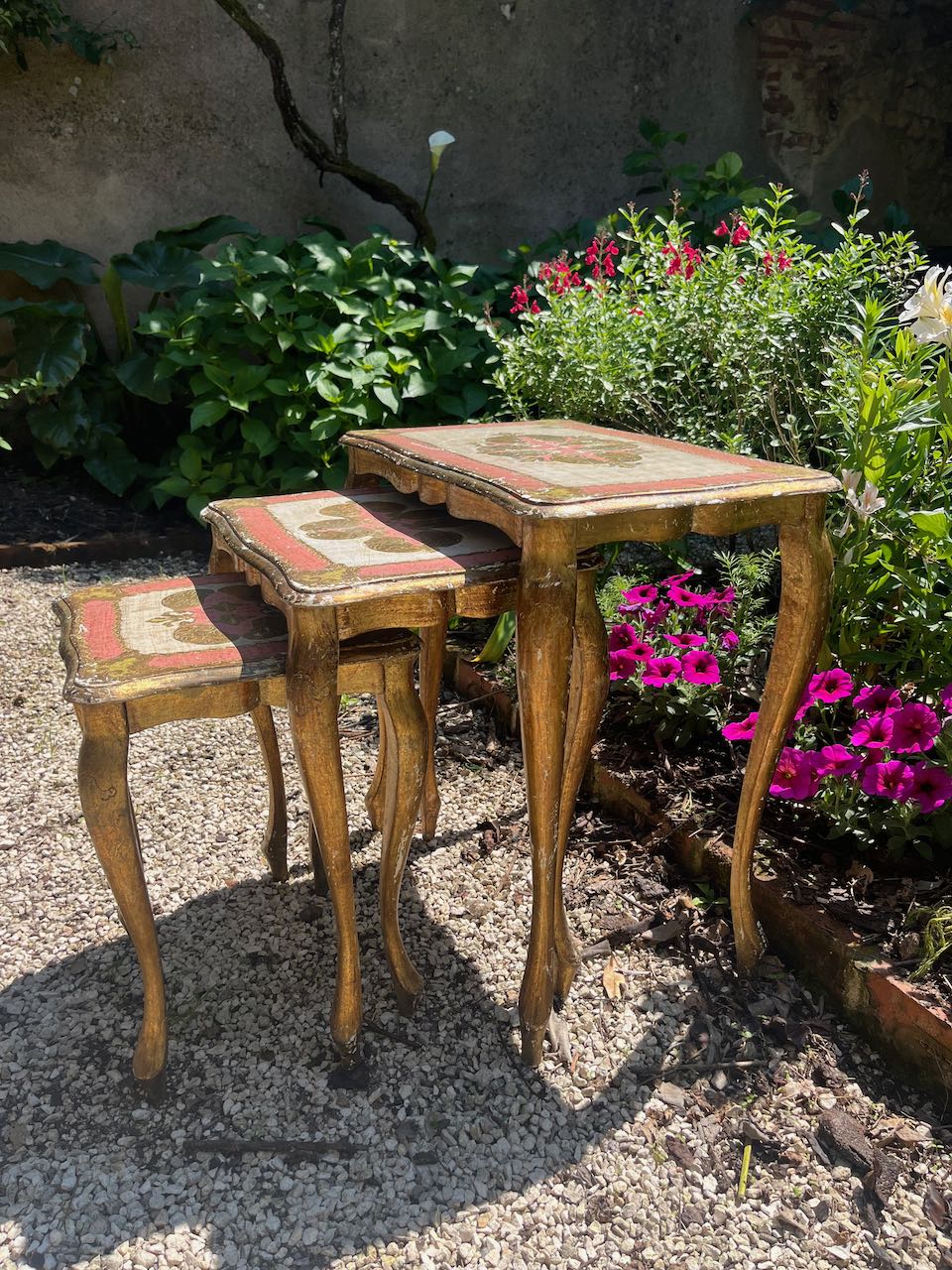 fa554 A set of beautiful Italian ( venetian) Nest of tables in gilded wood
