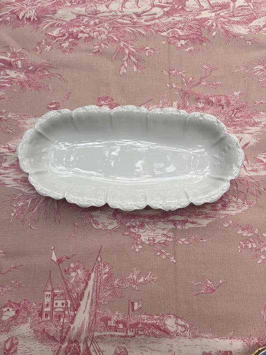 fa552 Large scalloped entree, serving dish
