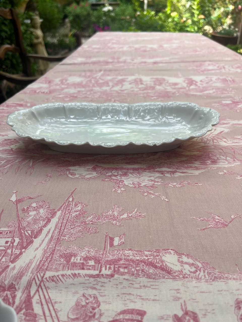 fa552 Large scalloped entree, serving dish